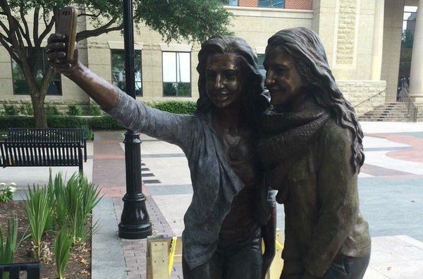 Estátua de “selfie” é inaugurada e gera polêmica no Texas