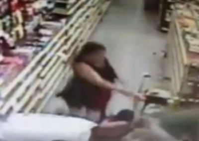 Mulher luta com sequestrador da filha em supermercado