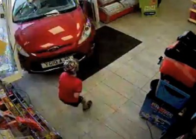 Vídeo mostra motorista bêbada invadindo loja na Inglaterra