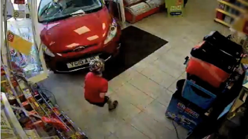 Vídeo mostra motorista bêbada invadindo loja na Inglaterra