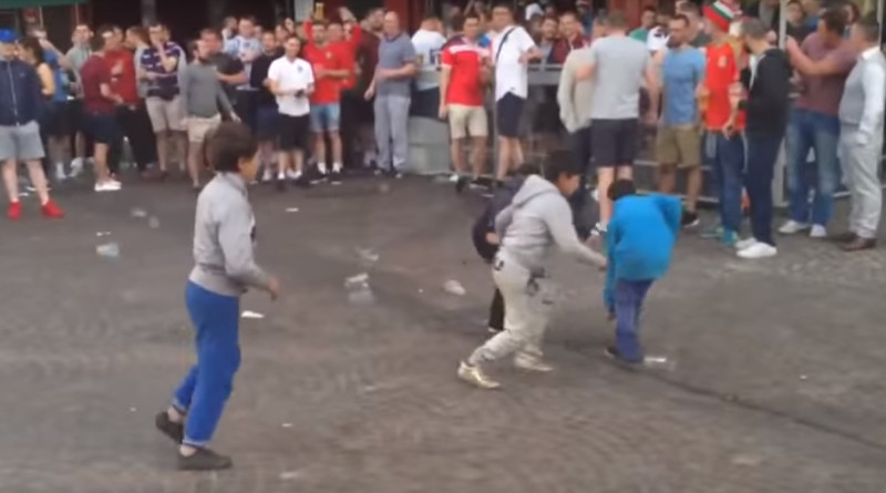 Vídeo flagra torcedores ingleses humilhando crianças na França