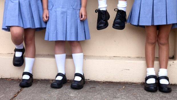Crianças decidirão se vão usar calça ou saia, de acordo com identidade de gênero, no Reino Unido