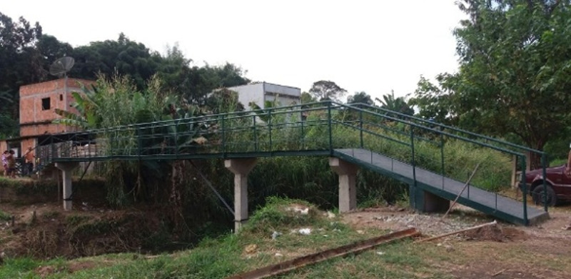 No Rio, moradores constroem ponte orçada em R$ 270 mil com R$ 5 mil