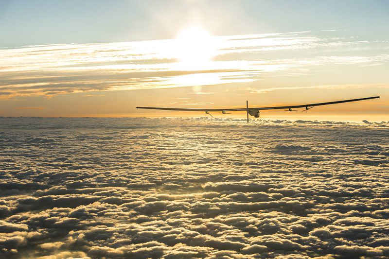 Avião movido a energia solar completa volta ao mundo