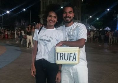 Para pagar casamento, noivos vendem trufas e coxinhas nas ruas do Recife