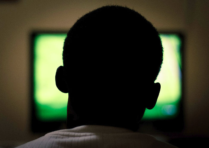 TV em excesso diminui fertilidade de homens, diz estudo
