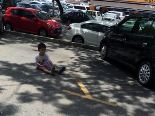 Mãe deixa filho na rua para guardar vaga de estacionamento