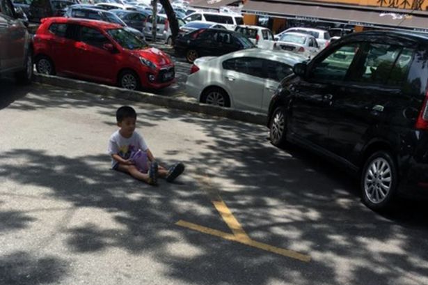 Mãe deixa filho na rua para guardar vaga de estacionamento