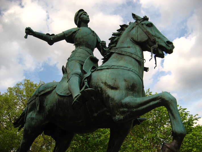 Homem rouba espada de estátua de Joana d’Arc