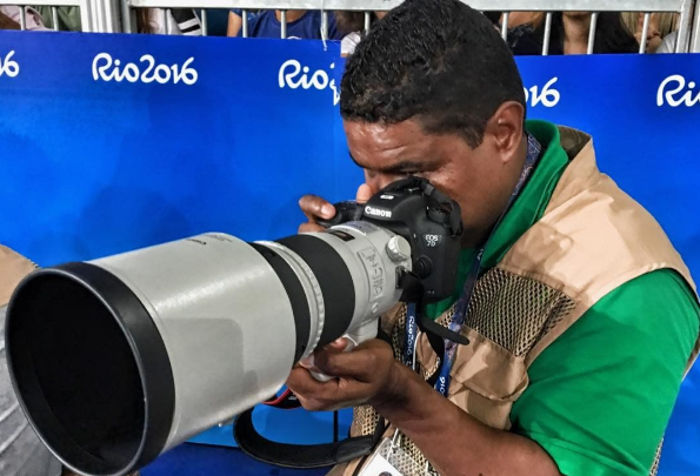 Fotógrafo cego faz sucesso registrando Paralimpíadas
