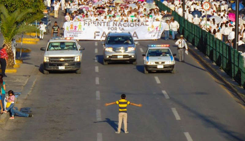 Menino de 12 anos enfrenta protesto contra casamento igualitário