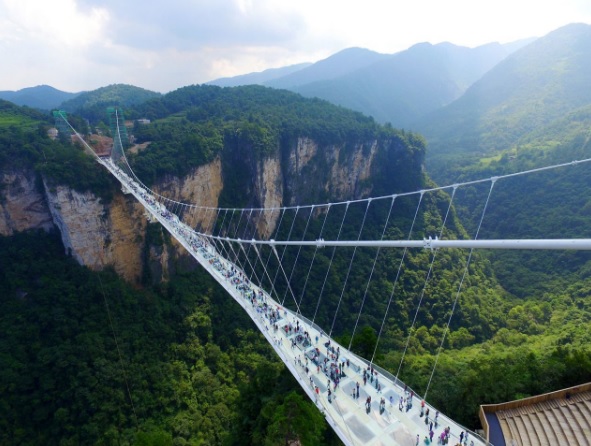 Maior ponte de vidro do mundo fecha após 13 dias