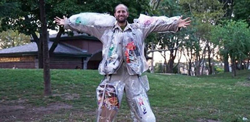 Homem veste roupa que acumula lixo produzido no dia