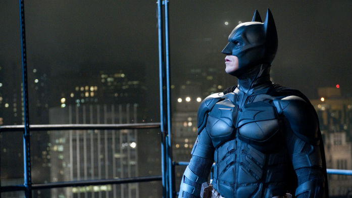 Homem se veste de Batman para combater palhaços que aterrorizam cidade