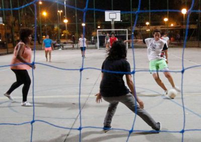 Futebol feminino ganha espaço em ruas e empresas do Recife