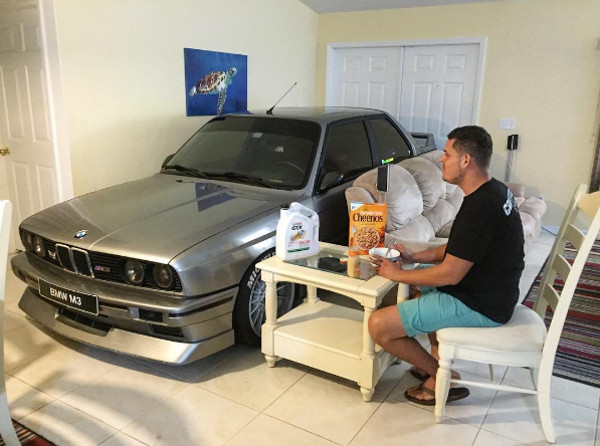Com medo de furacão, homem guarda BMW na sala de casa