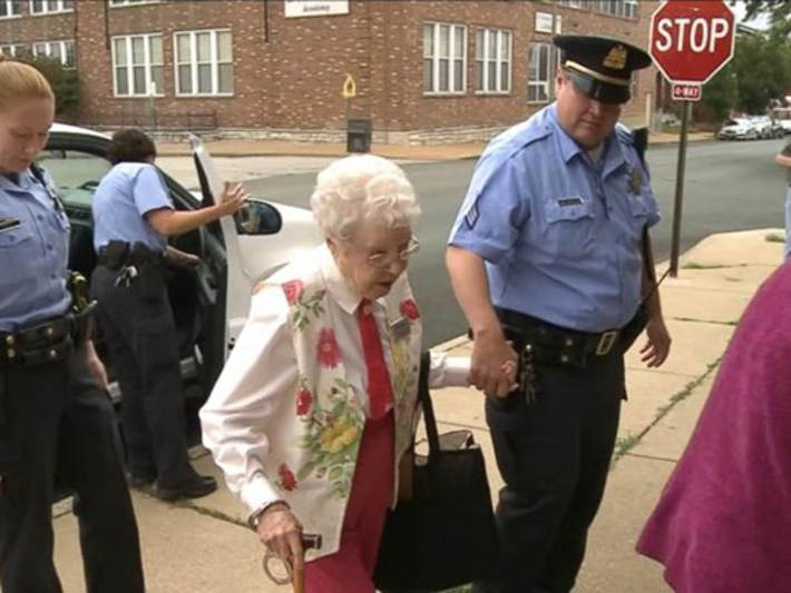 Idosa de 102 anos realiza sonho de ser presa pela polícia