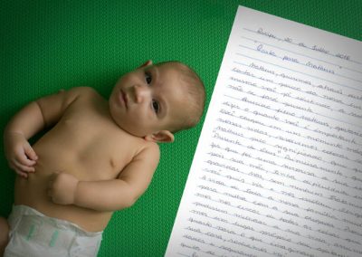 Mães escrevem cartas a seus bebês com microcefalia