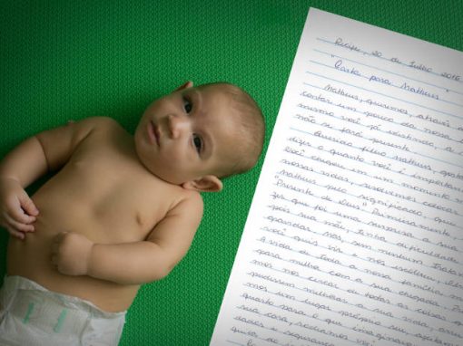 Mães escrevem cartas a seus bebês com microcefalia