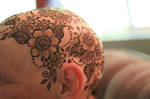 Artista faz “coroas” de henna para pacientes em quimioterapia