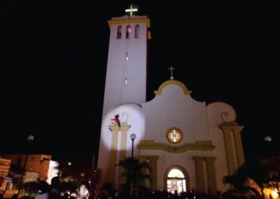 Papai Noel, de rapel, faz a abertura do Natal de Gravatá