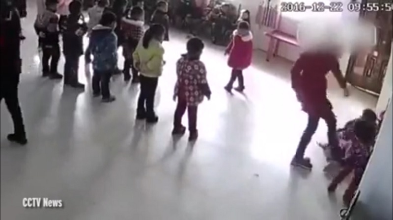 Câmera flagra professora agredindo alunas em escola