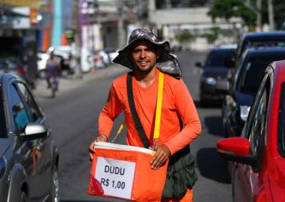 Demitido, jovem dribla crise vendendo dudu sobre patins