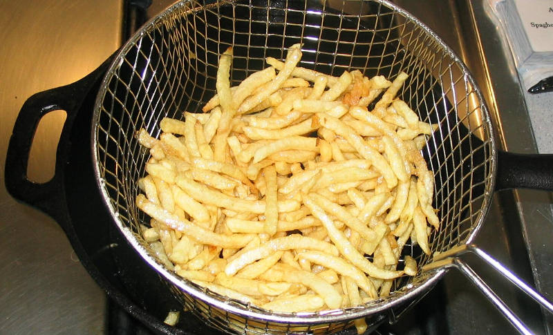 Batata frita pode ser mais saudável do que cozida, diz estudo