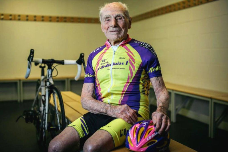 Aos 105 anos, ciclista mais velho do mundo bate novo recorde