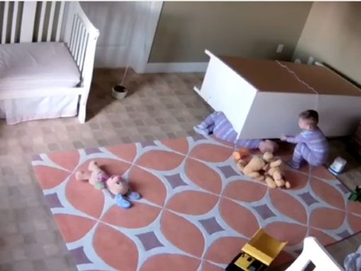 Gêmeo salva irmão de dois anos atingido por cômoda de quarto