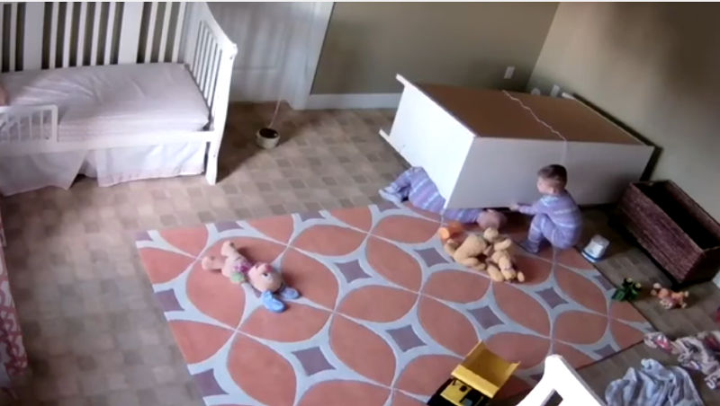 Gêmeo salva irmão de dois anos atingido por cômoda de quarto