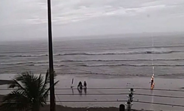 Vídeo mostra turista sendo atingida por raio em praia