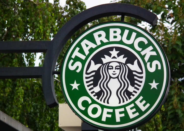 Starbucks afirma que vai contratar 10 mil imigrantes em resposta a Trump
