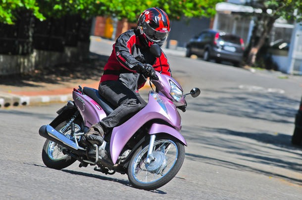 Motociclista leva multa por dirigir sem cinto de segurança