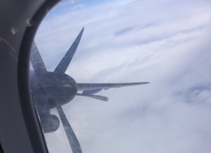 Passageiro fotografa motor de avião parado em pleno voo