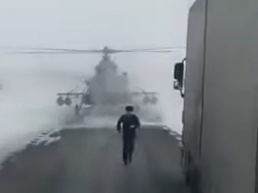 Perdido, helicóptero pousa em rua para pedir direções