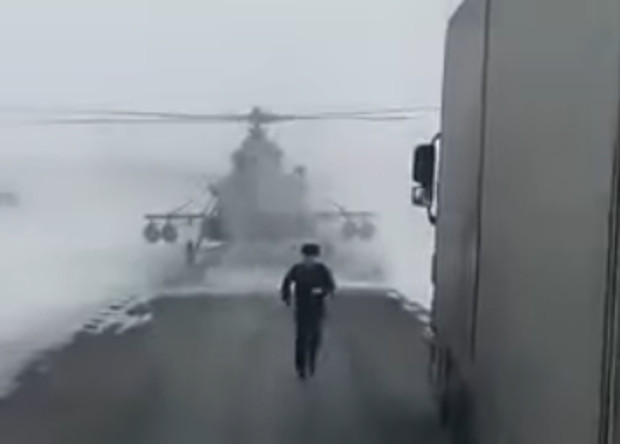 Perdido, helicóptero pousa em rua para pedir direções