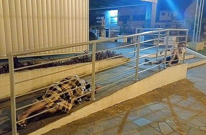 Presos passam noite algemados em calçada de delegacia por falta de vagas em celas