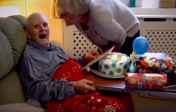 Pessoa mais velha do mundo com Síndrome de Down completa 77 anos