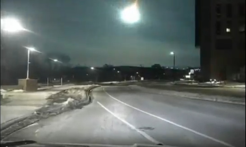 Câmeras policiais registram passagem de meteoro