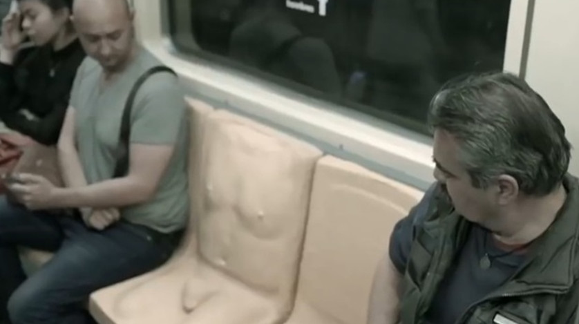 Contra assédio, México põe “pênis” em assento de metrô