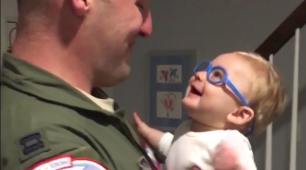 Bebê vê o pai pela primeira vez com novos óculos