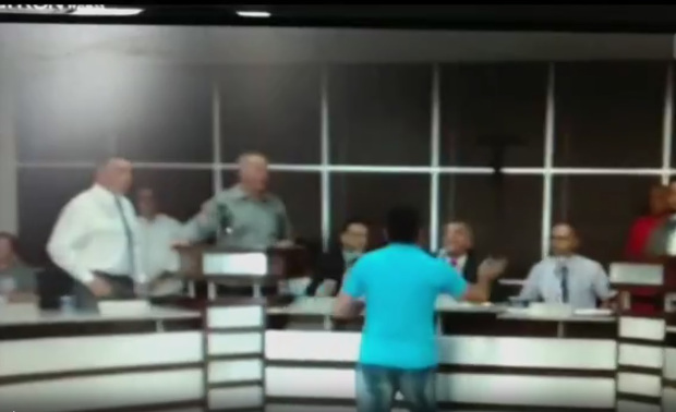 Homem invade sessão na Câmara de Vereadores e dá tapa na cara de presidente