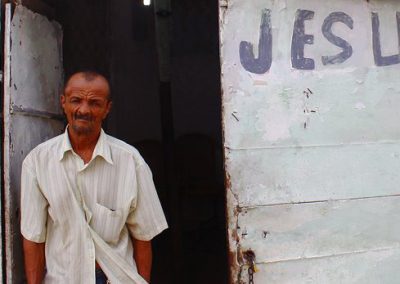 Uma igreja muito pobre no aterro de Aguazinha