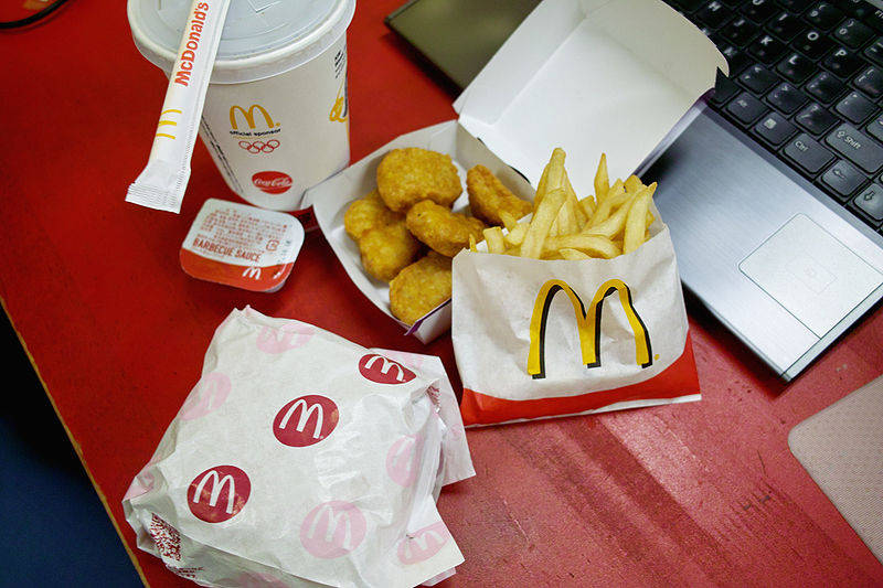 Sem fornecedor, cadeia alimenta presos com McDonald’s