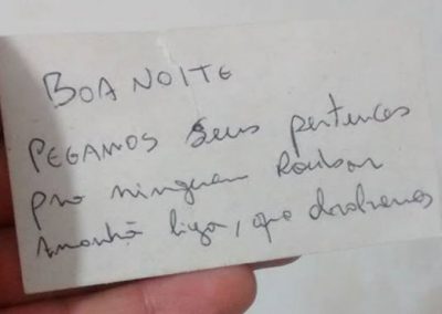 Rapaz deixa vidro de carro aberto e família leva pertences para ninguém roubar