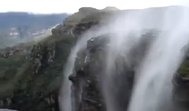 Vídeo mostra cachoeira que corre de baixo para cima, na Bahia