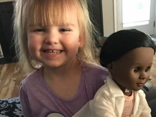 Menina rebate comentário preconceituoso de vendedora por preferir boneca negra