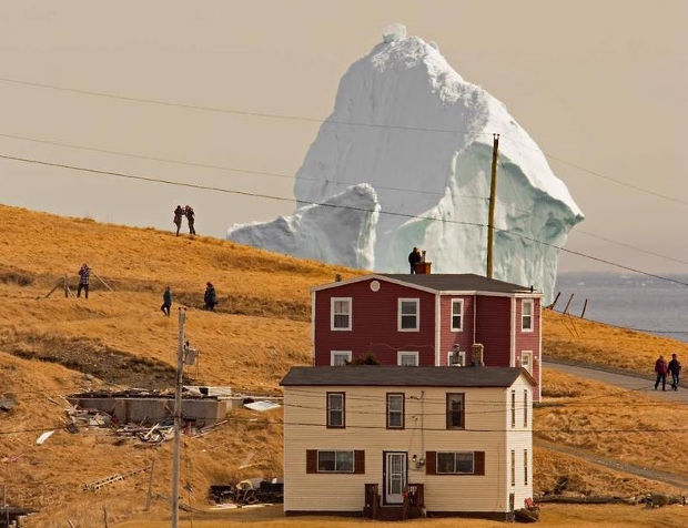 Gigantesco iceberg aporta na costa de cidade canadense