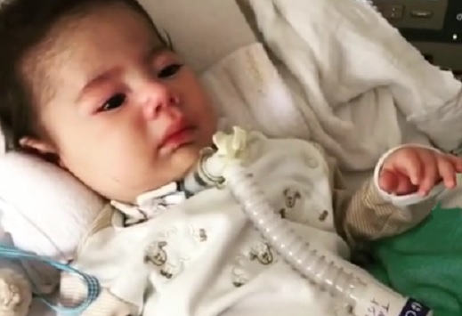Vídeo mostra reação de bebê com doença rara à medicação